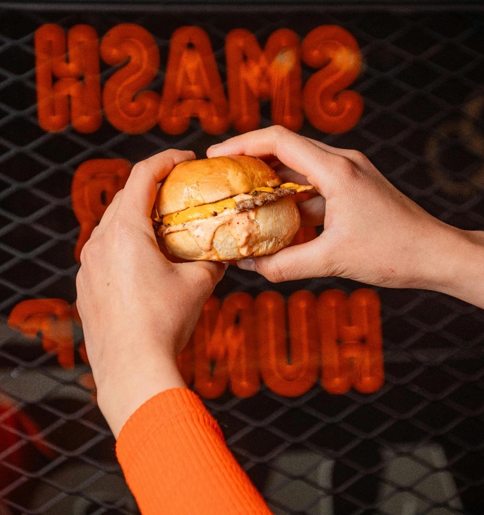 Signature smashburger in handen